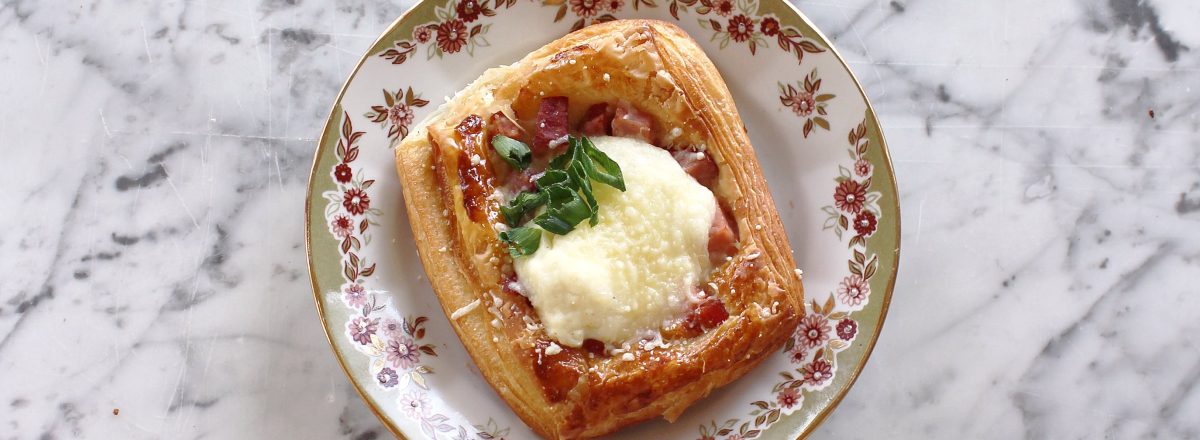 Pusryčių croissant su Béchamel padažu ir kumpiu