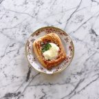 Pusryčių croissant su Béchamel padažu ir kumpiu