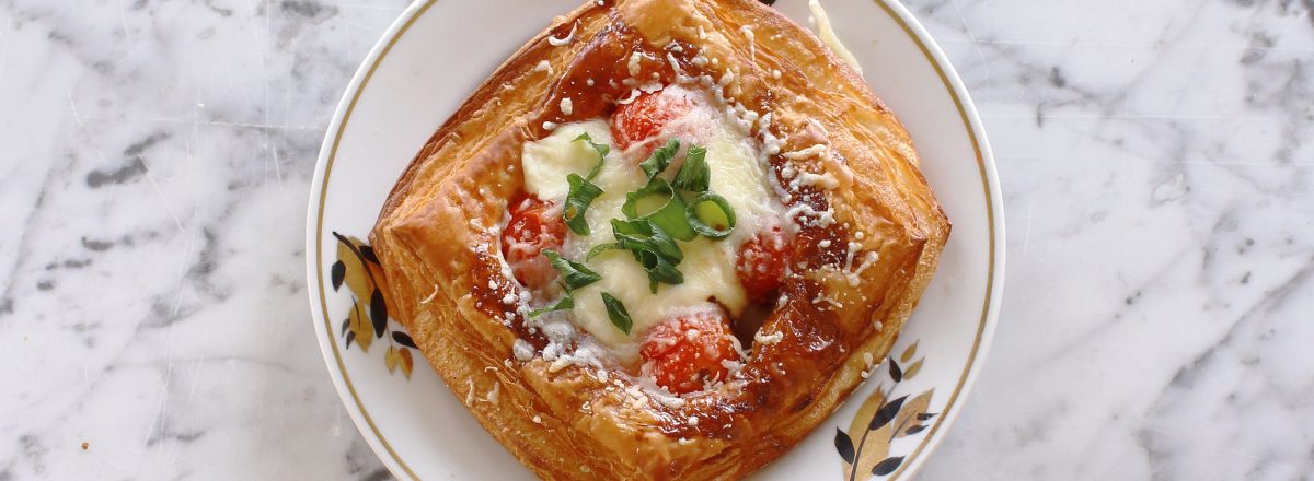 Pusryčių croissant su Béchamel padažu ir vyšniniais pomidorais