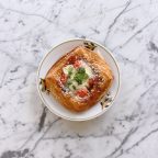 Pusryčių croissant su Béchamel padažu ir vyšniniais pomidorais
