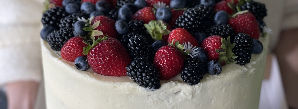 Klasikinis vanilinis tortas su šviežios grietinėlės kremu bei braškėmis/ kitomis sezoninėmis  uogomis