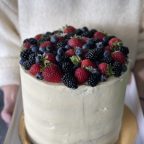 Klasikinis vanilinis tortas su šviežios grietinėlės kremu bei braškėmis/ kitomis sezoninėmis  uogomis