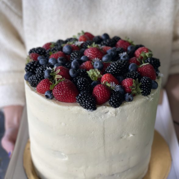 Klasikinis vanilinis tortas su šviežios grietinėlės kremu bei braškėmis/ kitomis sezoninėmis  uogomis