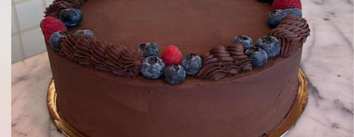 Šokoladinis tortas su ganache kremu ir/ar vyšniomis/sezoninėmis uogomis.