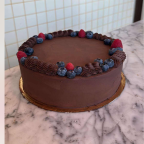 Šokoladinis tortas su ganache kremu ir/ar vyšniomis/sezoninėmis uogomis.