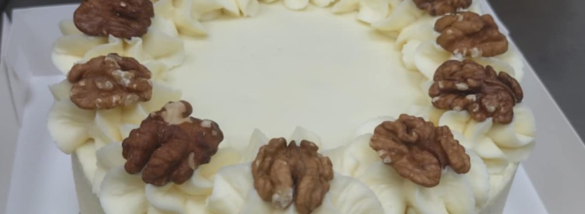 Aromatingas morkų tortas su minkšto sūrio kremu