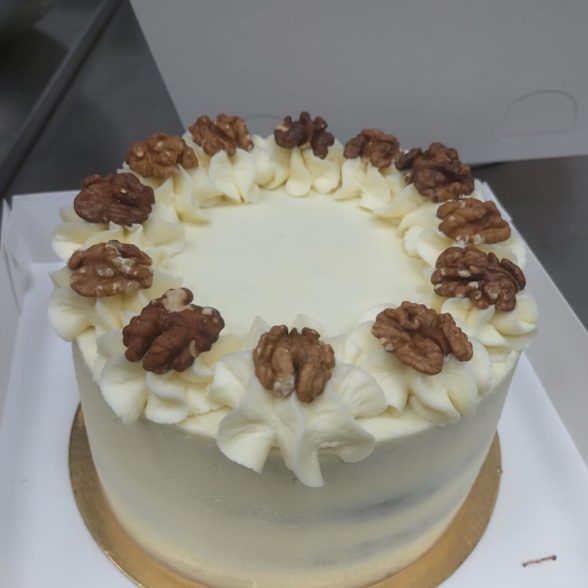 Aromatingas morkų tortas su minkšto sūrio kremu