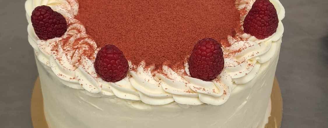 Red Velvet tortas su baltu šokoladu, grietinėle ir namine aviečių uogiene