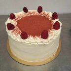 Red Velvet tortas su baltu šokoladu, grietinėle ir namine aviečių uogiene