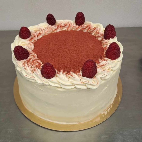 Red Velvet tortas su baltu šokoladu, grietinėle ir namine aviečių uogiene