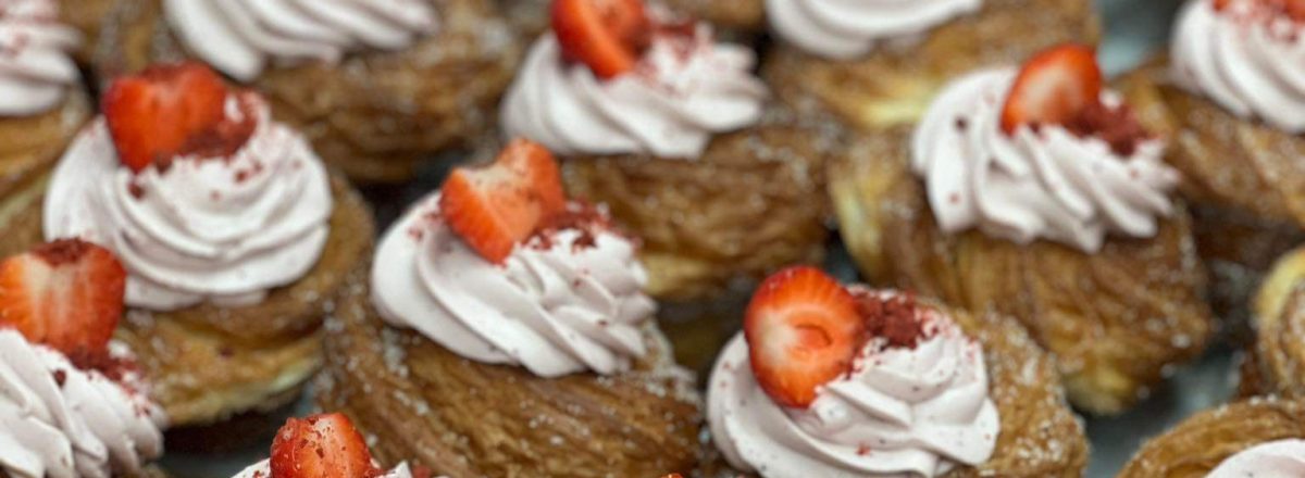 sloksniuotos tešlos pyragėlis Cruffin su sezoniais įdarais