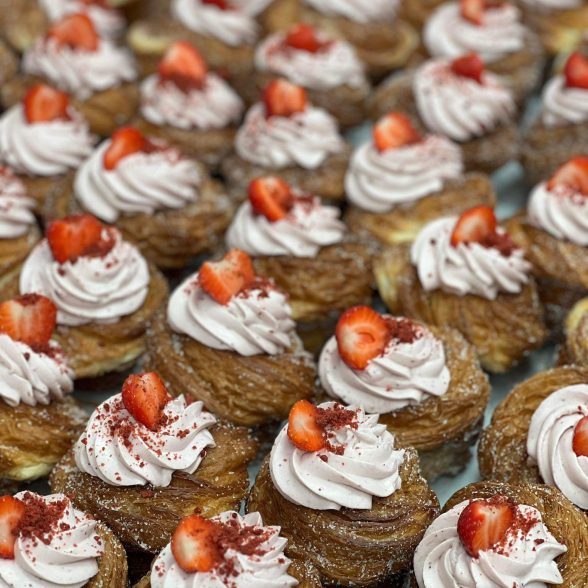 sloksniuotos tešlos pyragėlis Cruffin su sezoniais įdarais
