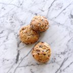 Amerikietiškas sausainis su šokolado gabaliukais (70g vnt.)