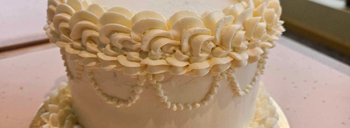 Kukurūzų spragėsių tortas, perteptas karamelės ir žemės riešutų kremu
