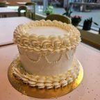 Kukurūzų spragėsių tortas, perteptas karamelės ir žemės riešutų kremu
