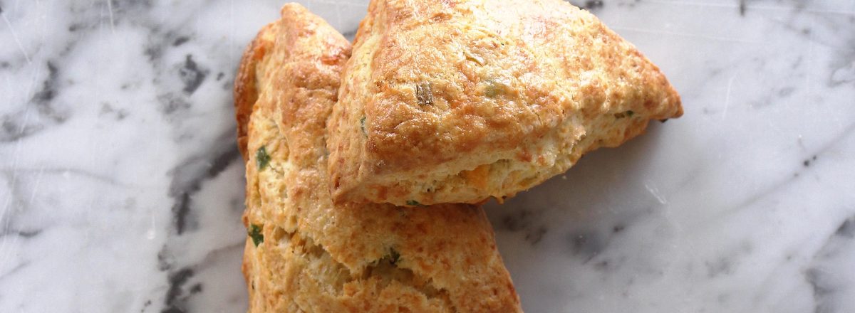 Scone su čedario sūriu ir laiškiniais svogūnais