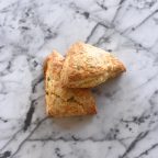 Scone su čedario sūriu ir laiškiniais svogūnais
