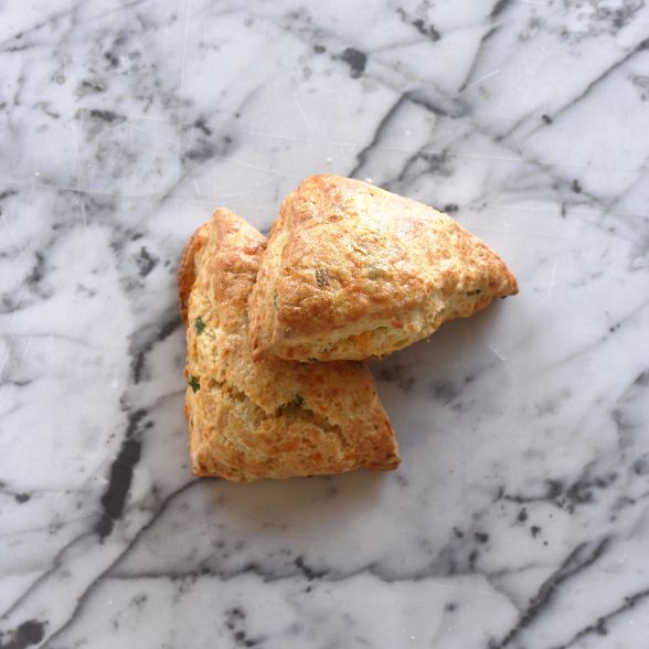 Scone su čedario sūriu ir laiškiniais svogūnais