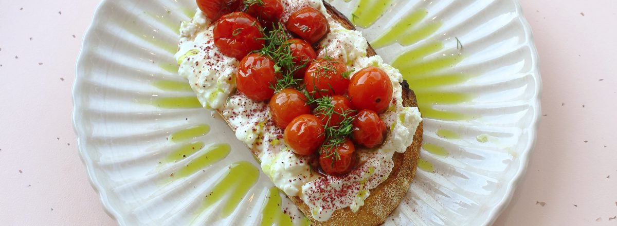 Pomidorų & feta toast